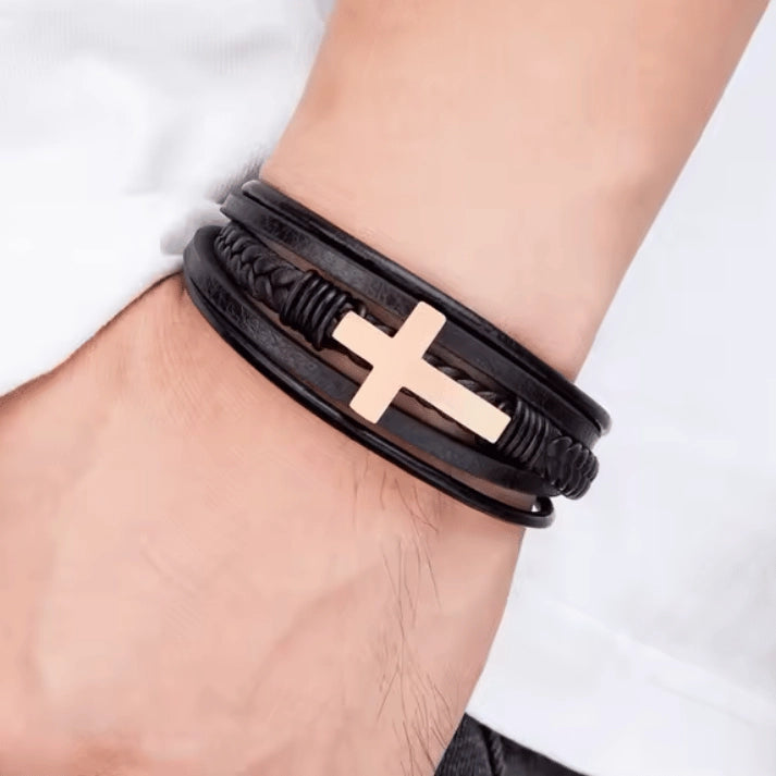 pulseira-de-couro-masculina-preta-com-cruz-e-detalhe-significativo