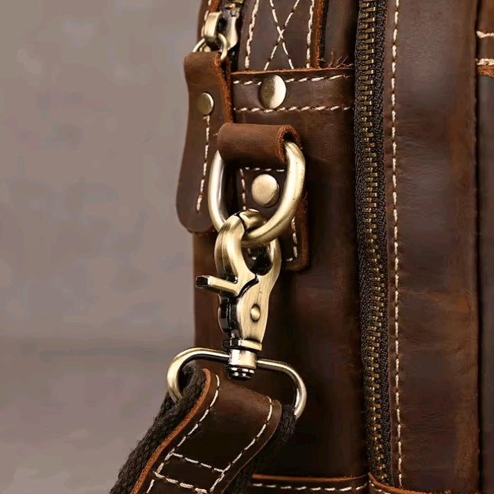 bolsa-de-couro-masculina-compacta-com-organização-interna-prática