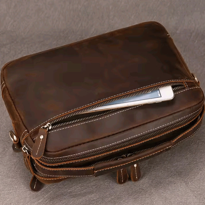 bolsa-de-couro-massimo-bertosee-com-textura-fina-e-costura-aparente

