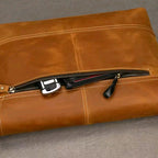 bolsa-de-couro-masculina-transversal-com-fecho-de-metal-elegante