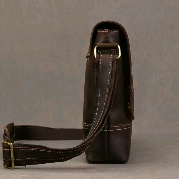 bolsa-de-couro-vintage-com-detalhes-rústicos-e-costura-fina