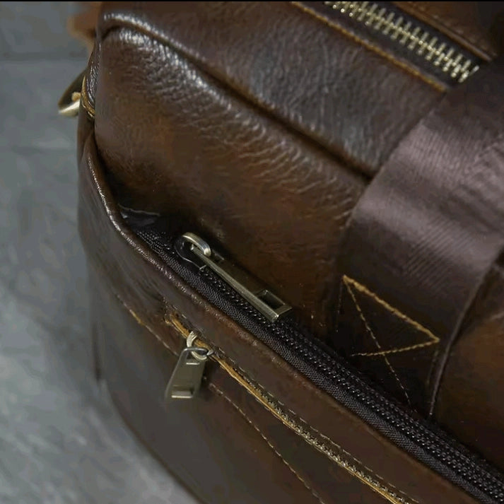 maleta-de-couro-crossbody-com-estilo-minimalista-e-uso-profissional