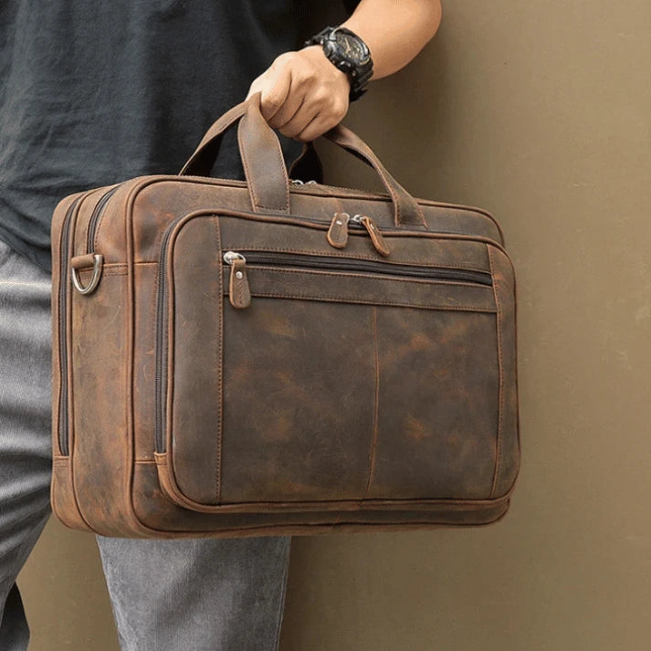 maleta-de-couro-para-notebook-com-estrutura-rígida-e-costura-destacada