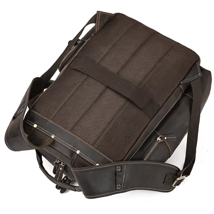 mochila-preta-de-couro-com-acabamento-sofisticado-e-divisoria-para-tecnologia