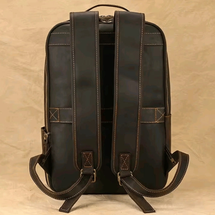 mochila-de-couro-legitimo-com-acolchoamento-protetor-e-estilo-minimalista