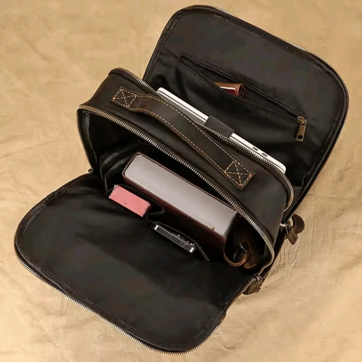mochila-de-couro-para-notebook-com-zíper-metalico-e-base-estruturada