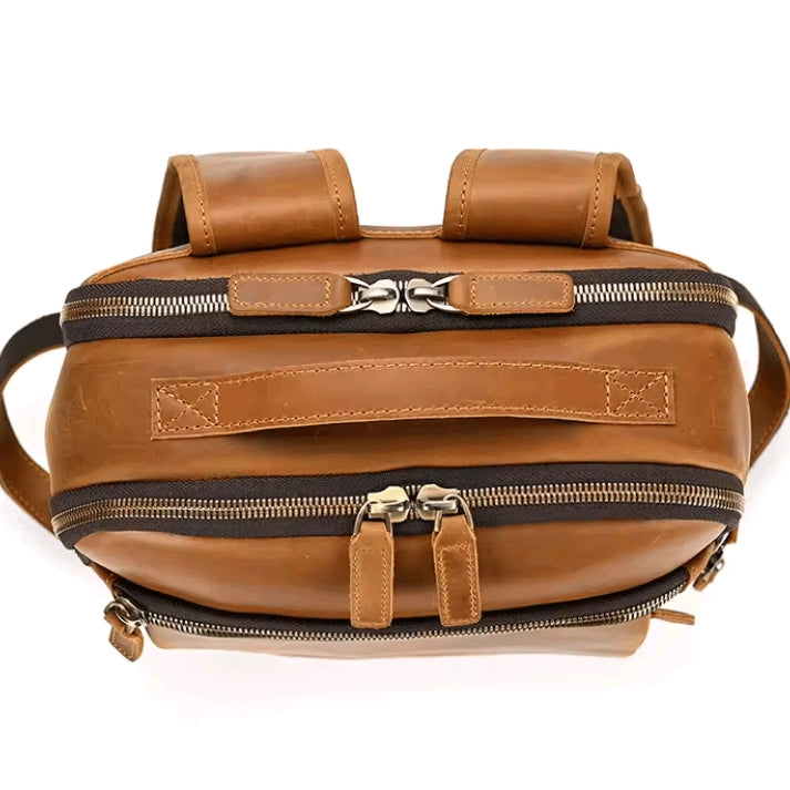 mochila-masculina-couro-com-design-simples-e-funcao-profissional
