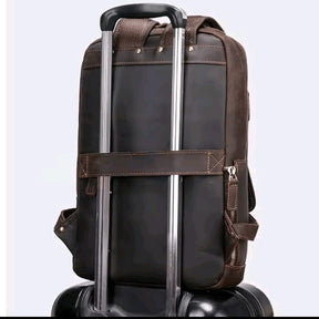 mochila-masculina-de-couro-com-compartimento-para-notebook-e-design-urbano
