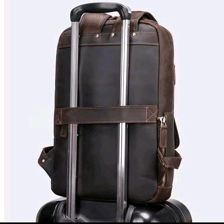mochila-masculina-de-couro-com-compartimento-para-notebook-e-design-urbano