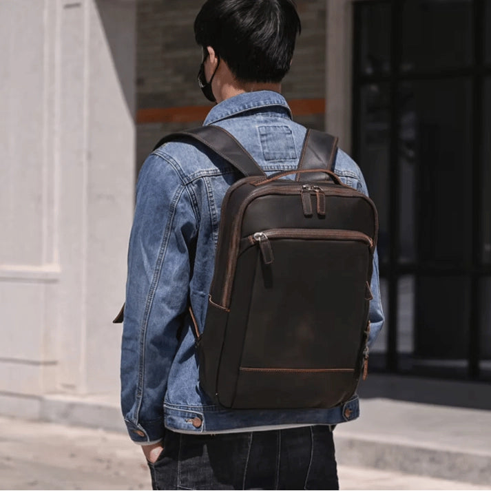 mochila-masculina-de-couro-para-notebook-com-acabamento-sofisticado