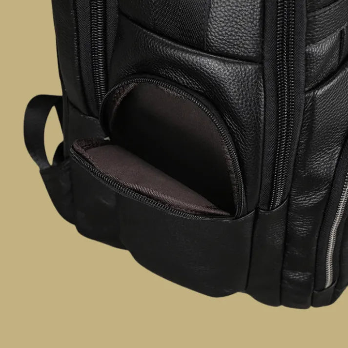 mochila-de-couro-para-notebook-com-conexao-usb-e-design-sofisticado