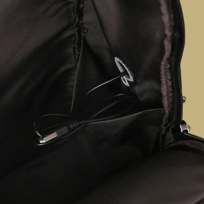mochila-de-couro-preta-para-laptop-17-pol-com-detalhes-tecnológicos

