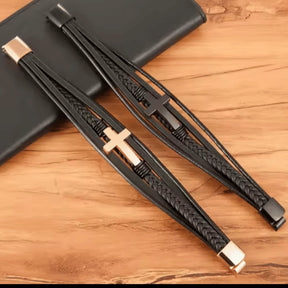 pulseira-masculina-de-couro-com-elemento-religioso-e-material-premium

