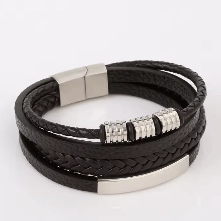 pulseira-de-couro-masculina-para-looks-sociais-e-casuais